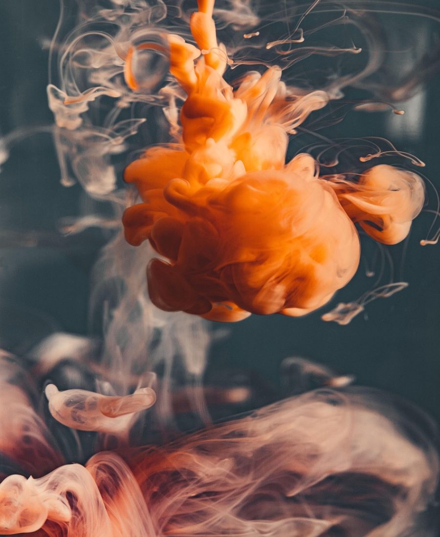 屏幕测试 App 主界面居中展示在深色手机上，画面中纯色检测页依次切换，桌面木质环境光线柔和